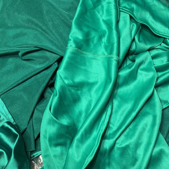 Faviana Glamour formal dress size 6 - Picture 8 of 9